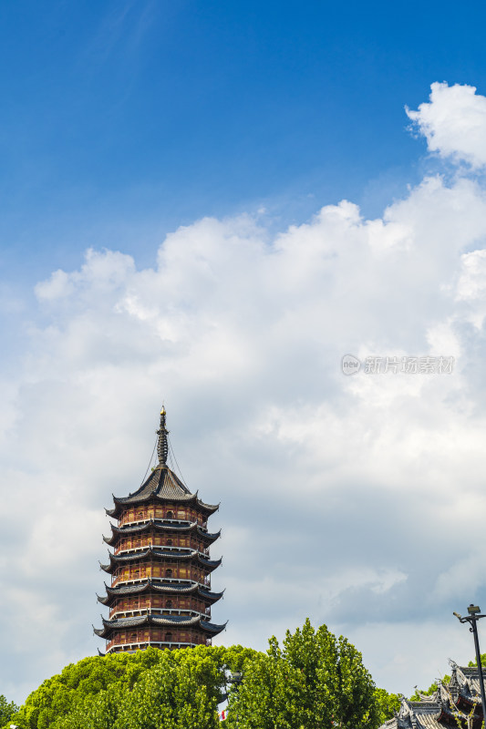 夏季厚厚云朵下的苏州北寺塔，报恩寺塔