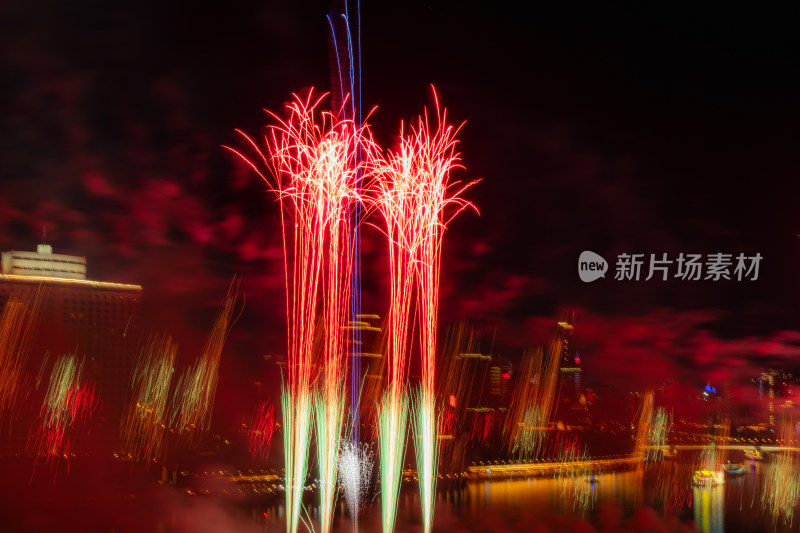 广州2025白鹅潭水上绽放的绚丽多彩烟花夜景