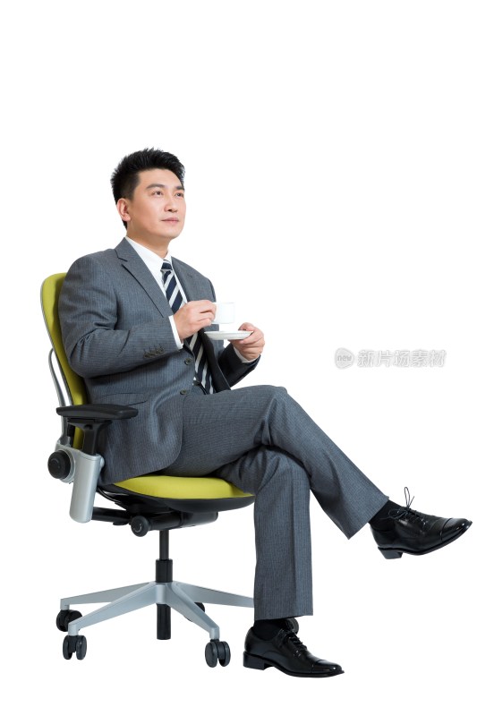 棚拍中年商务男士坐办公椅喝咖啡