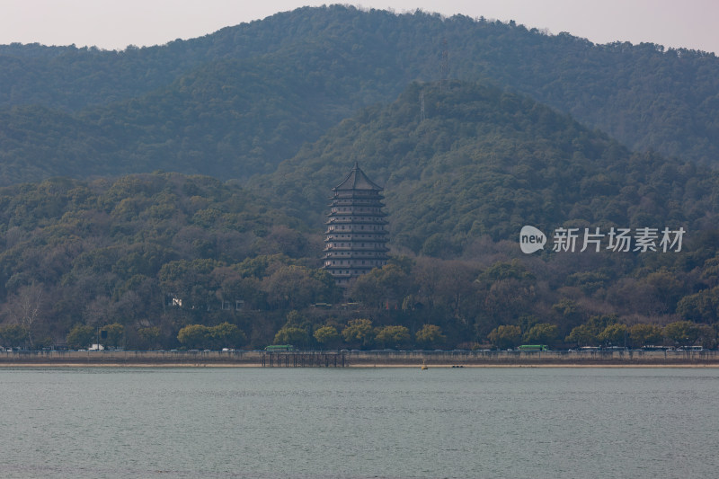 杭州钱塘江畔六合塔远景