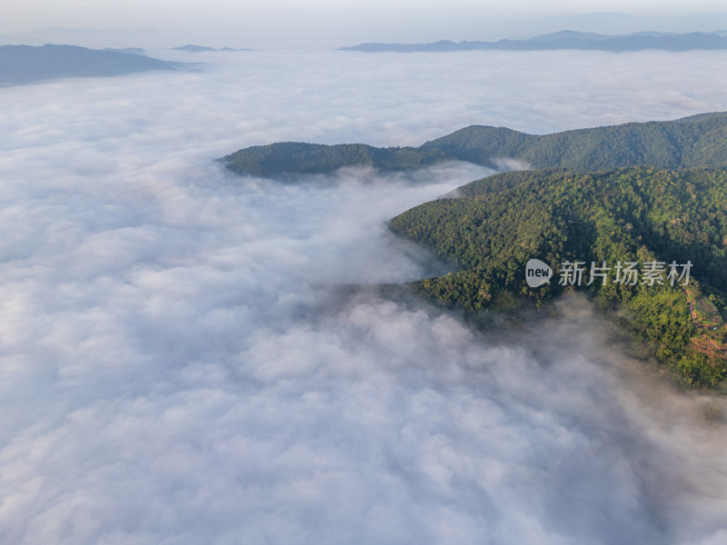 航拍云海之上的山峦