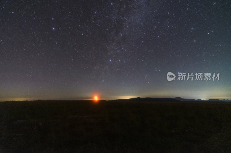 山间夜空的璀璨星河全景