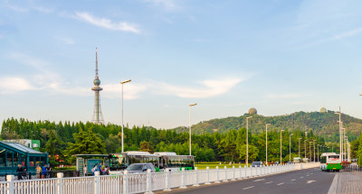 青岛太平山上的青岛电视塔和城市交通