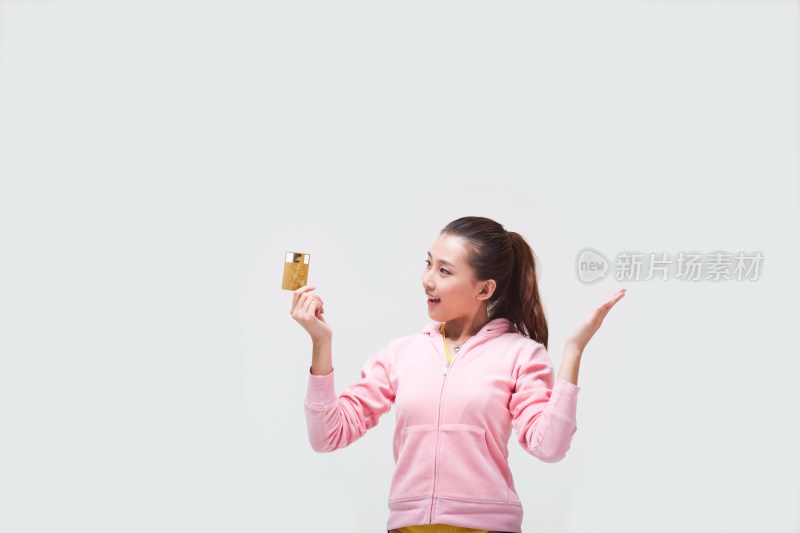 快乐的年轻女人拿着信用卡