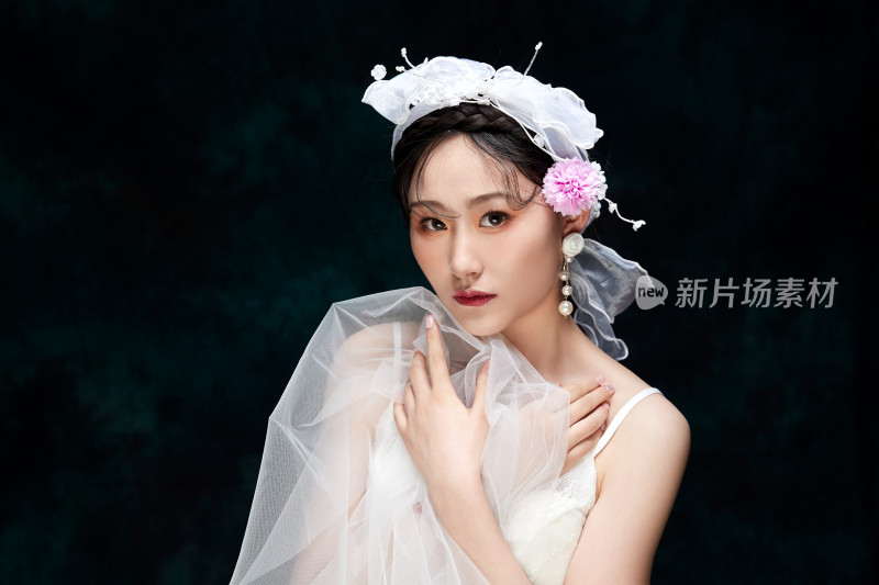 黑色背景下的女性复古婚纱妆面