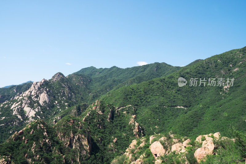 夏季登山远眺绿油油的山体