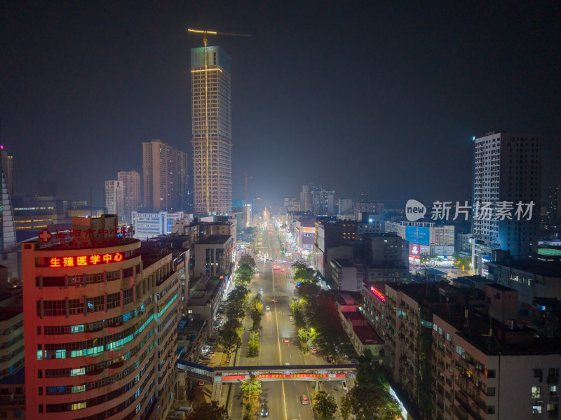 湖南岳阳商业广场巴陵中路夜景