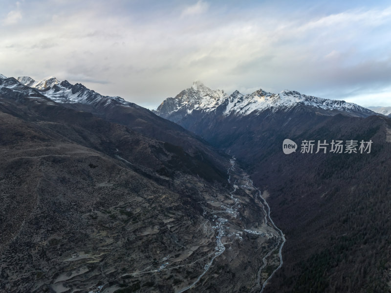 四川阿坝州猫鼻梁四姑娘山日照金山高空航拍