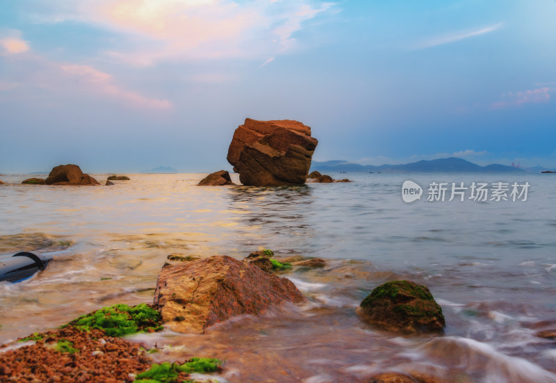 山东青岛太平角公园，夕阳中海上的巨石