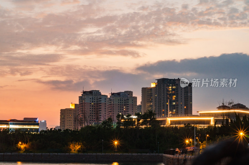 青岛小麦岛的城市夕阳风光