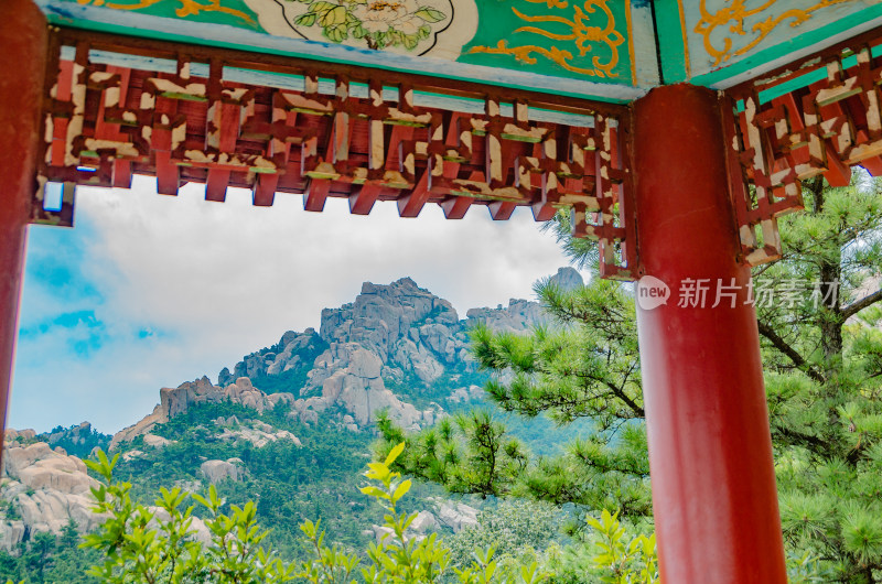 青岛崂山仰口景区，透过亭子看到巍峨的山峰