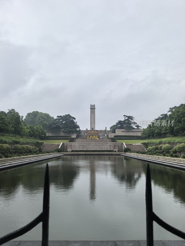 雨花台：雨中的南京雨花台烈士纪念碑全景