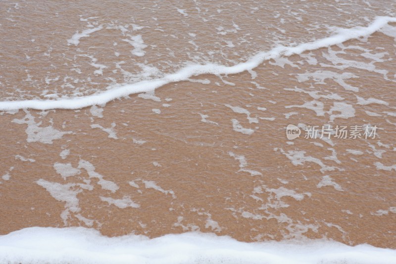 海浪拍打沙滩景象