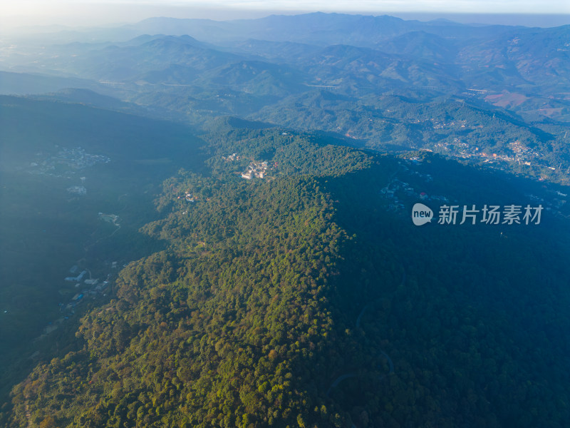 航拍郊外的山脉自然风光