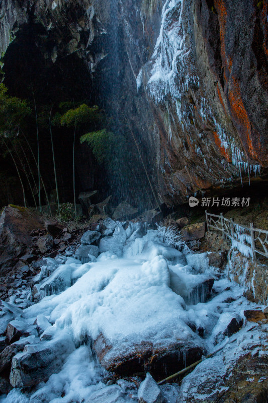 天气降温严重丽水一处景区出现的冰冻景观