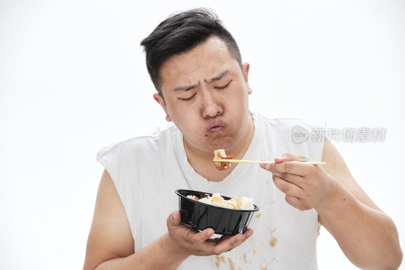 大吃特吃各种食物的肥胖亚洲男子