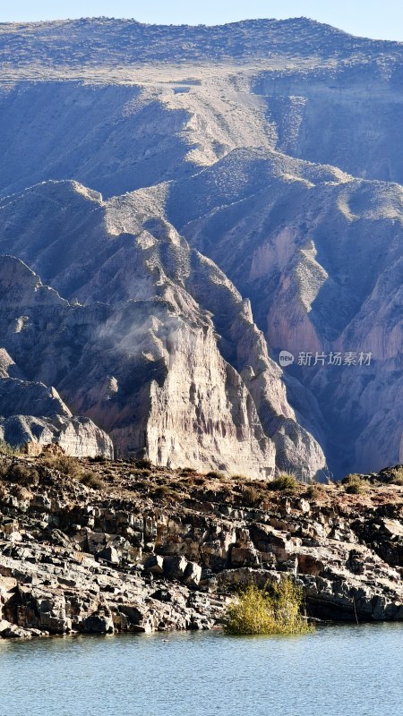 山水相依的壮阔山脉风景