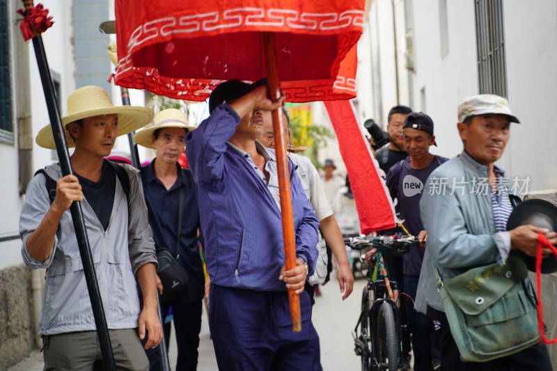 大理白族端午节身着民族服饰人们