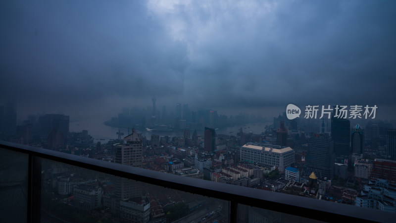 上海陆家嘴阴雨天