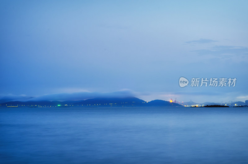 青岛海岸的长曝光风景，天空和海洋