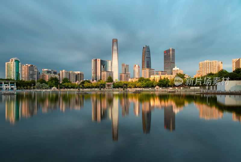 城市暮色下的高楼林立全景