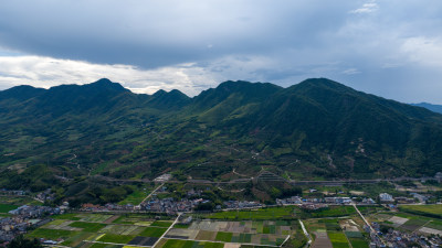 航拍乡村绿色稻田 乡村振兴