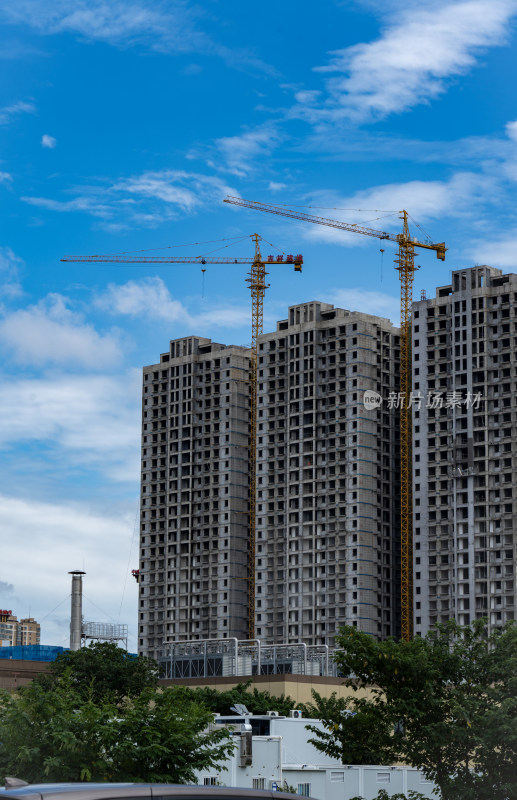 蓝天白云下的城市建筑