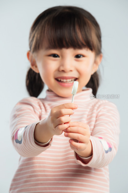 可爱的小女孩正在吃零食