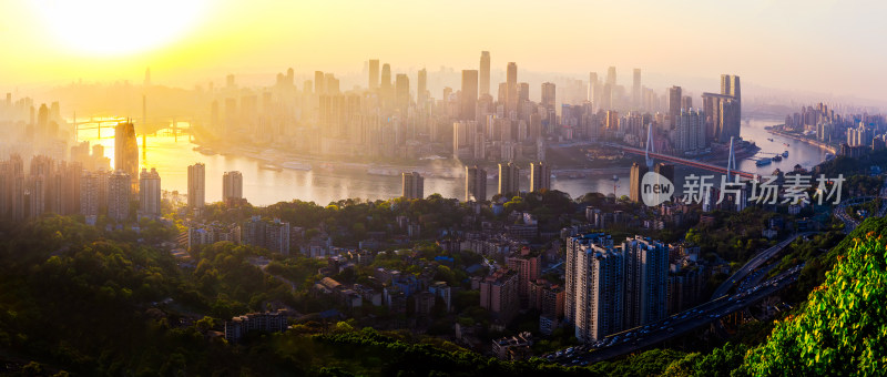 南山上看重庆日落全景