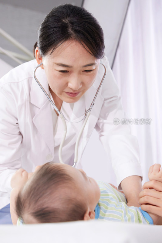医生给婴儿检查身体