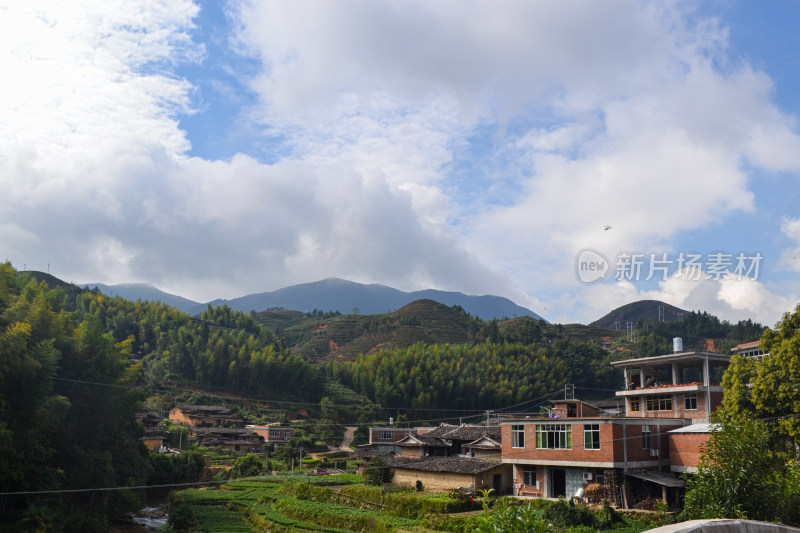 乡村俯瞰图，青山绿树环绕下的村落景象