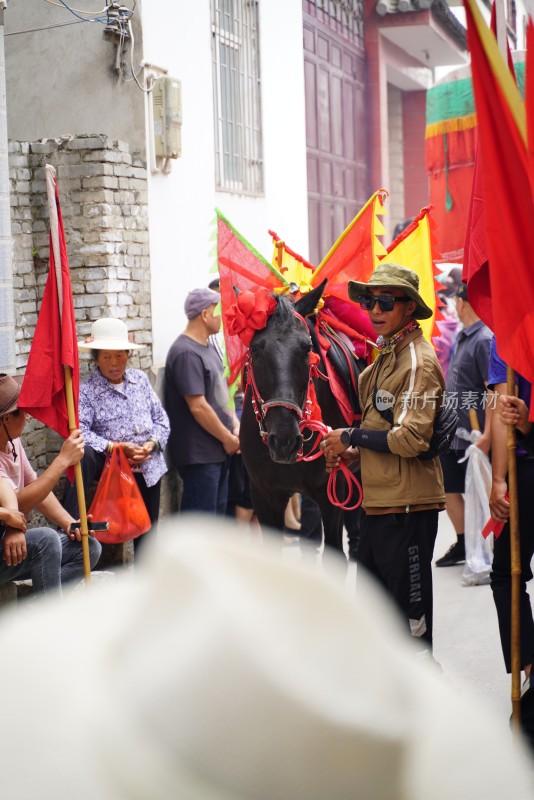 大理白族端午节身着民族服饰人们