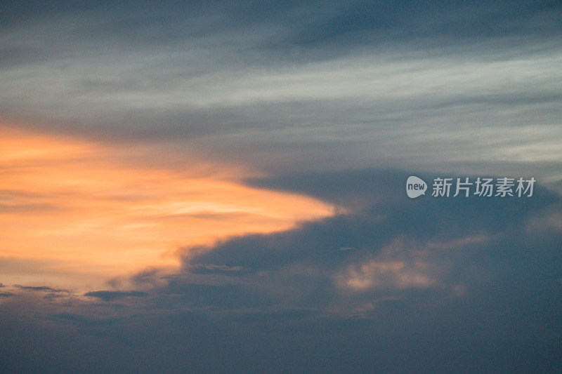 日出东方 天空云大海 海天一线