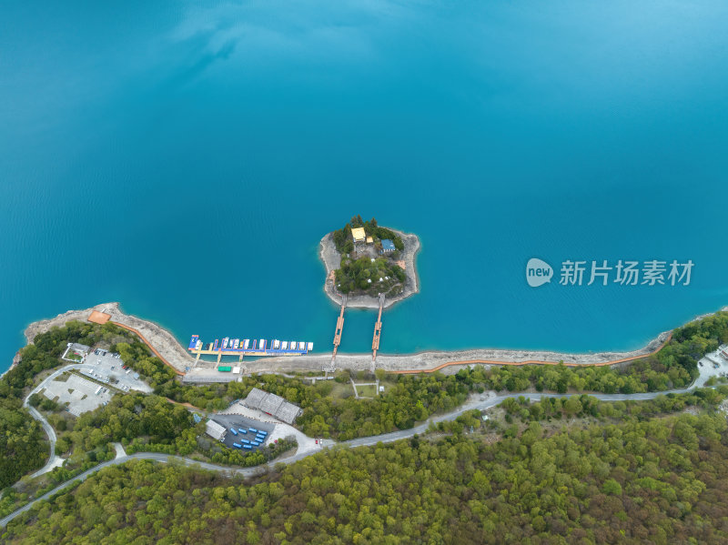 西藏林芝地区巴松错村庄神湖春色高空航拍