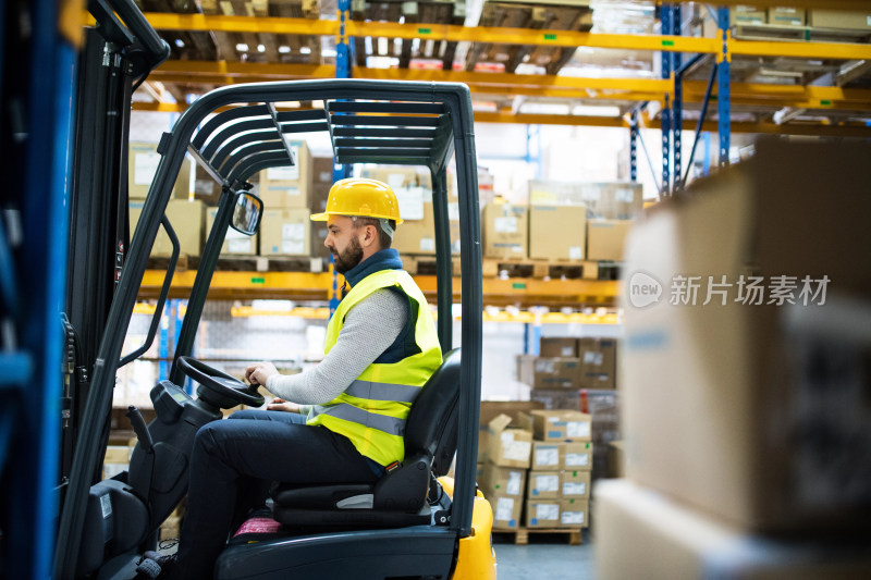 工人驾驶叉车于仓库作业