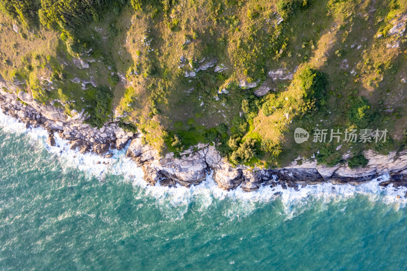 俯拍大海海浪沙滩风景航拍图