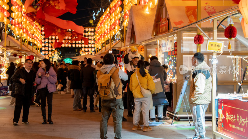 成都高新区铁像寺水街的新年氛围