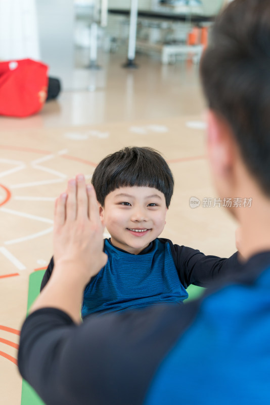 父子二人在健身房健身