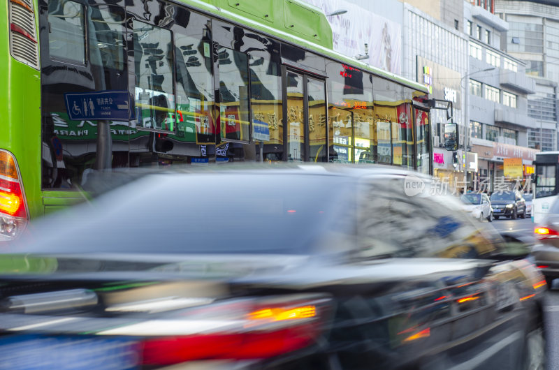 青岛街头车流特写