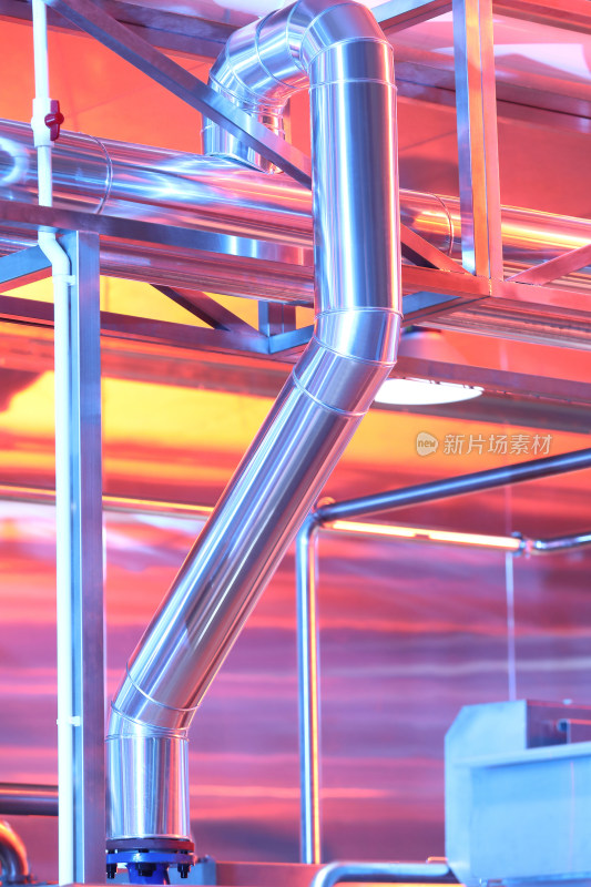 工厂内金属管道特写