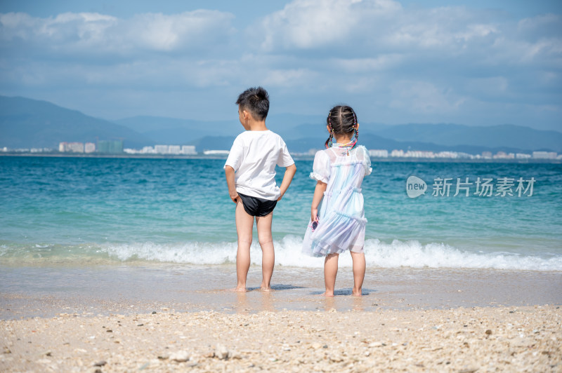 三亚西岛风景区小男孩在沙滩上治愈镜头