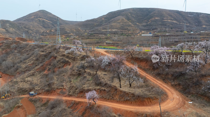 农村山坡上的道路航拍