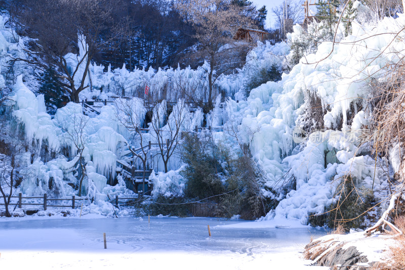 济南九如山冰瀑山间木屋冰雪景观