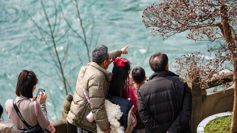 在四川都江堰景区游玩的游客