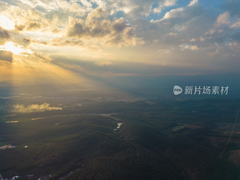 航拍视角下的日落夕阳农田村落