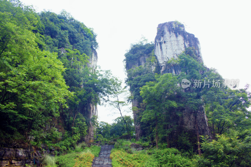 山峰云雾喀斯特风景自然户外