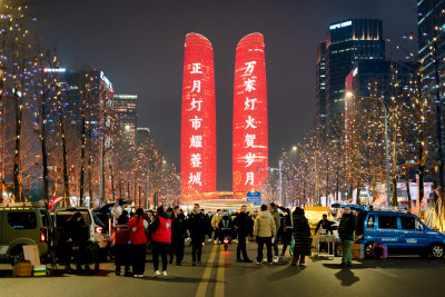 四川成都地标建筑双子塔小年夜亮灯灯光秀