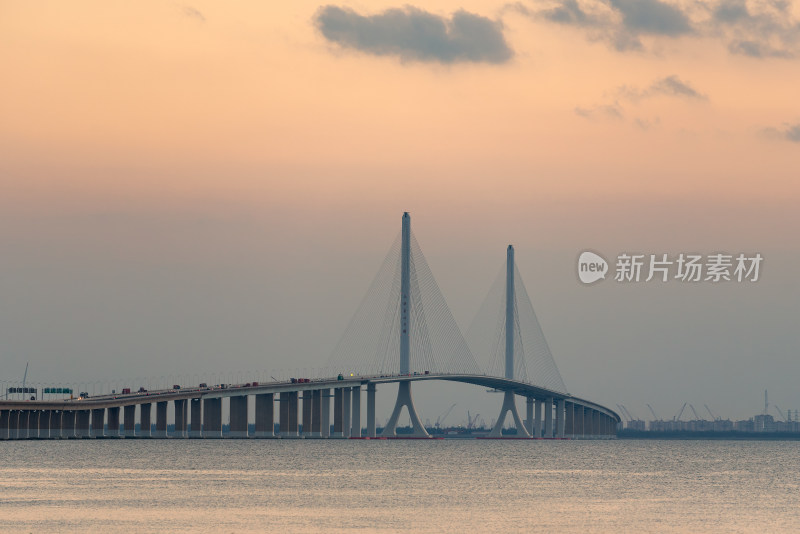 上海至崇明间的上海长江大桥建筑风光