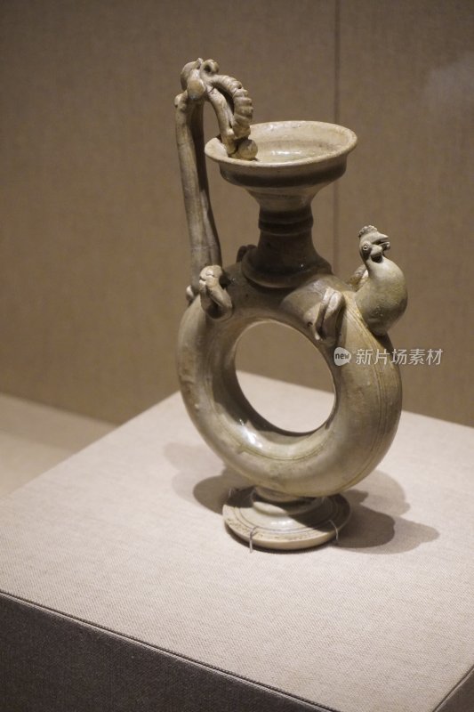 古代环形鸡首陶瓷器物