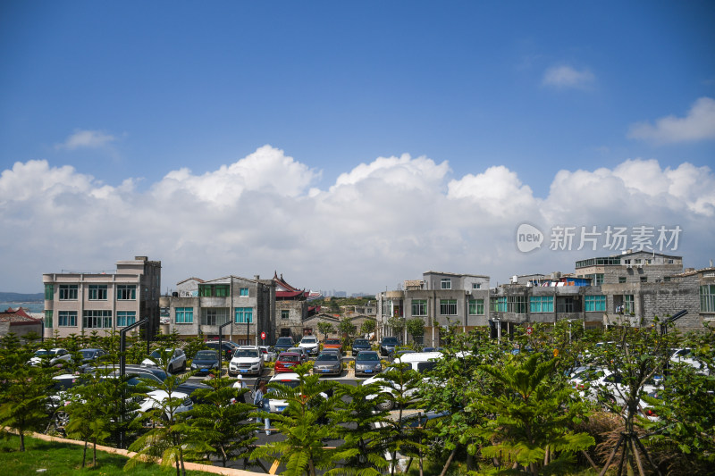 城镇停车场及周边建筑景观